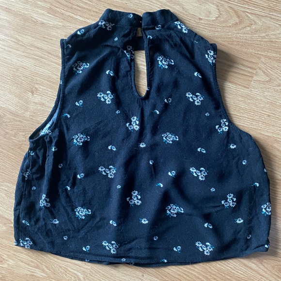 Kendall & Kylie Black Floral Key Hole Tank Top - Picture 2 of 2